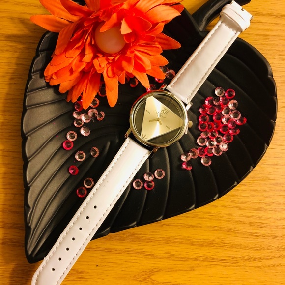 White triangle watch - Picture 4 of 4